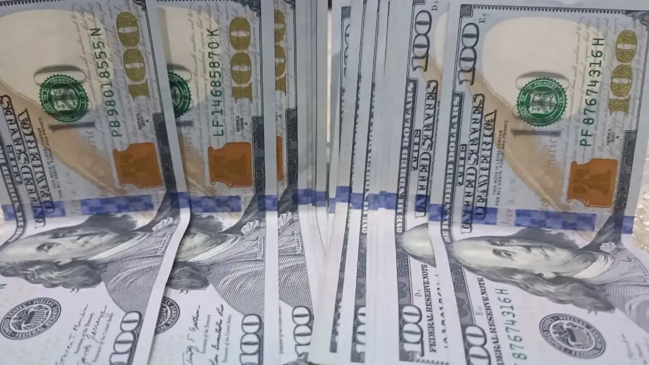 سعر الدولار يتراجع مقابل الدينار العراقي اليوم في الأسواق الموازية